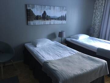 Фото номера Улучшенный трехместный номер Отель Hotel Yöpuu г. Кеми 3
