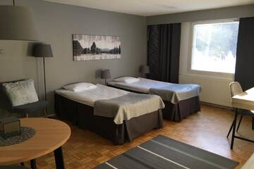 Фото номера Улучшенный трехместный номер Отель Hotel Yöpuu г. Кеми 5