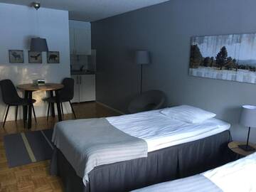 Фото номера Улучшенный трехместный номер Отель Hotel Yöpuu г. Кеми 6