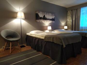 Фото номера Улучшенный трехместный номер Отель Hotel Yöpuu г. Кеми 9
