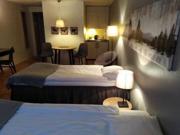Фото номера Улучшенный трехместный номер Отель Hotel Yöpuu г. Кеми 10