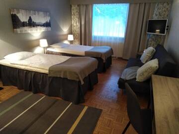 Фото номера Улучшенный трехместный номер Отель Hotel Yöpuu г. Кеми 11