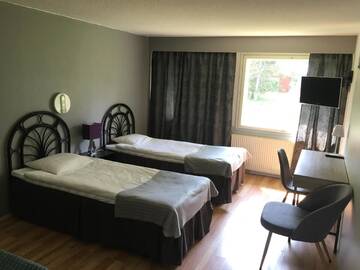 Фото номера Двухместный номер с 2 отдельными кроватями Отель Hotel Yöpuu г. Кеми 4